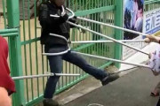 海外「日本の学校の教師たちは刺股とかいう侍の武器を使っている」