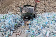 水を求めて現れる幽霊を鎮めるために、大量のペットボトルが供えられる