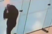 もしかして寝ぼけてる？ガラスが綺麗すぎて何度もぶつかる女の子が心配になる。海外の反応