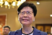 香港行政長官が天皇陛下の「即位礼正殿の儀」でスマホ操作し炎上（海外の反応）