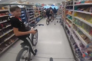 【胸糞】スーパーの中を自転車で乗り回す悪ガキ達があまりに酷い！買い物客にパンチして逃げるやつも･･･　海外の反応