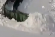 列車と雪の壮絶な対決。まるごと埋まってしまうほどの雪をかきわけて進んでいく列車。海外の反応