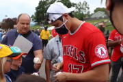 【海外の反応】大谷翔平さん、サイン中にオッサンを完全無視する「大人は別の目的があるからな」