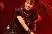 BABYMETALのベルギーのショーで投げられたカップがすぅちゃんに当たった！※追記アリ　【海外の反応】