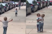 おともだち見ぃつけた！かわいい男の子二人の路上ハグが素敵だと話題に（ニューヨーク）