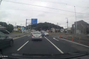 珍タイミング　救急車と逆走車が鉢合わせ