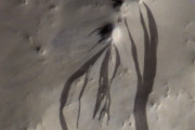 【海外】火星の謎！暗い筋状痕の正体がついに解明か？