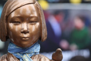 【野蛮】ソウルの慰安婦少女像、石で攻撃され破損＝韓国の反応