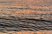 海外「なんてロマンチックな風景…デートにぴったりな場所ですね！」日本の海の夕暮れが映画のワンシーンのようだ！（海外の反応）