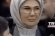 トルコ大統領の奥様が小さな人を子供と勘違いしてしまう