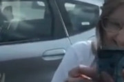 【恐怖】狂気じみた刃物女がケタケタ笑いながら車の窓をドンドンする映像が寒気する･･･　　海外の反応