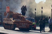 ジム閉鎖に不服のスポーツ選手、戦車で国会議事堂に乗りつけ警察のお世話にｗｗｗｗｗ