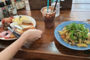 外国人「お前ら今日のランチは何？」→「寿司を自分で作ってみたよ」