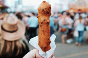 日本のアイドル「宮脇咲良」が韓国のイベントでホットドッグを食べてタイで炎上？