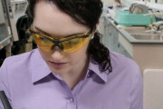 「彼女はその工具を使った経験はないようだ…」モデルを使った写真にありがちなこと