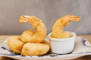 着物マム＆スータンがエビフライづくりにトライ！「スータンの成長めっちゃ速い！」「お手伝いも上手になったね」海外の反応