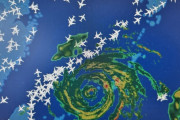 日本近辺で停滞する台風と民間機の飛行ルート（海外の反応）