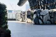 外国人「新宿の例のゴジラがあるホテルに泊まってみた」