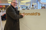 気になって仕方ない！男性がマクドナルドのロゴの欠けを自前で修復（イギリス）