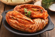 韓国人「日本人が食べるキムチは韓国産‥韓国人が食べるキムチは全裸の中国人のオッサンが漬けた不衛生キムチ‥」　韓国の反応