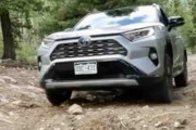【海外の反応】ハイブリッドのトヨタRAV4でオフロードにチャレンジしてみたよ！