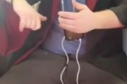 海外「【閲覧注意】ロサンゼルス、電車内で大声でラップを歌って刺される男」