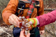 錯視がすぎる！お酒の瓶は4つ、なのに3人しかいない？ネットを震撼させた1枚の画像