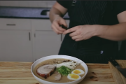 【海外の反応】「日本のラーメンってこんなに手間が掛かってたのか！」日本の豚骨ラーメン（を作ってみた！）。