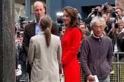 【ワロタ】英ウィリアム皇太子の背後に不審者が！ 厳重な警備と群がる報道陣をどういうわけかすり抜けたおっさんが話題にｗｗｗｗ