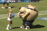 公衆の面前でマスコットが美少女を喰らう映像に海外がびっくり仰天