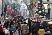 韓国人「所得主導を成長させる国が所得減少とは？最低賃金を30%上げ、物価も上がったのに国民所得の減少？」韓国1人当たりの国民所得が4年ぶりに減少‥　