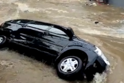 ただ見ていることしかできない絶望。洪水で流れていく自分の車を家の中から見つめる。海外の反応