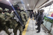 戒厳軍国会から撤収中…国会外の市民「大韓民国万歳」＝韓国の反応