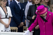 海外「我らが女王に敬意を表する」　　YOSHIKIさん、スカーフがエリザベス女王を直撃してしまう　海外の反応