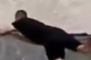 消防士のようにロープを伝って渡る人