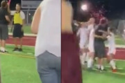 サッカーの試合が中断されレフェリーがコーチの元へ…イエローが出されるかと思いきや出されたのはピンク…？その意味に感動！
