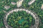 海外「ロシアの首都にUFOみたいな建物があるんだがｗｗｗ」モスクワにあるソ連時代の集合住宅に衝撃を受ける外国人たち