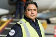 海外「貨物カートが大暴走→危ない！飛行機にぶつかる！」→対処方法がさすがアメリカw大胆すぎると話題に！