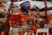 2020年も海外オタクがクリスマスを二次元嫁と祝う！コロナ禍でもみんな気合入れまくり！