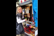 柴犬は可愛すぎる！外国人「日本には、柴犬が店員のお店があるのか・・・」