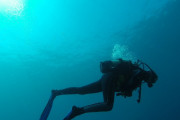 海で行方不明になった男性が奇跡的に発見され、引き上げられた船で両親と感動の再会果たす
