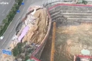 海外「誰かが終身刑で刑務所に入ることになるな」中国のヒビの入った道路が崩壊していく映像が怖い件　海外の反応