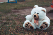 日本人が道で拾った「クマのぬいぐるみ」を連れて帰った結果！【タイ人の反応】