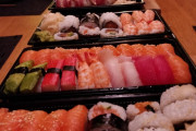 海外掲示板「我が家で寿司祭りしてみたよー！（画像）」　←富裕層の食卓かな？　海外の反応