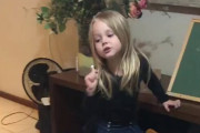 とても真剣な”二匹の生徒”にお絵かきを教える女の子、映画のように幸せすぎる光景と話題殺到