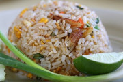 日本版こそチャーハンが至高！鉄板の上でジュージューと食欲が増してくる♪「今までで最も強烈なチャーハン！」「玉ねぎが逃げ回ってるのが面白いｗｗ」海外の反応