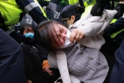 韓国人が日本大使館前で発狂！旭日戦犯旗を引き裂きながら「安全なら日本人が飲め！」と福島汚染水放流を糾弾　韓国の反応
