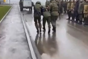 海外「ウクライナ前線に行くのを拒否して逮捕されるロシアの徴兵達」