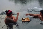 気は確か？？極寒の湖に浸かりながらチェスをする男性二人が話題に