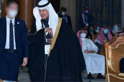 【国辱】韓国人「サウジ・エネルギー相が文大統領に欠礼！」遅刻にノーマスク、スマフォ弄りにも、文大統領は寛大に受け入れ国益に配慮する　韓国の反応